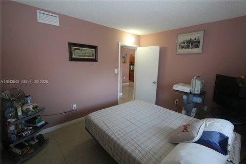 Condo in Hialeah, Florida, 2 bedrooms  № 2003006 - photo 20