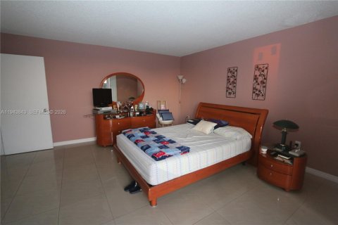 Condo in Hialeah, Florida, 2 bedrooms  № 2003006 - photo 18