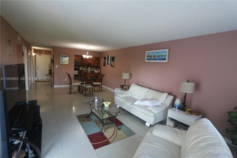 Condo in Hialeah, Florida, 2 bedrooms  № 2003006 - photo 6