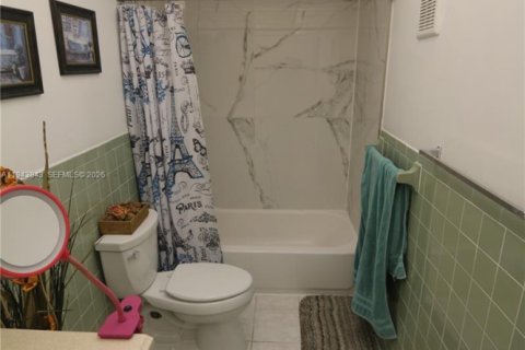 Condo in Hialeah, Florida, 2 bedrooms  № 2003006 - photo 13
