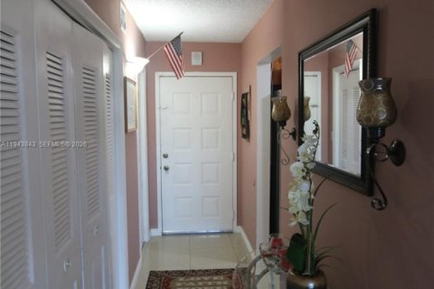 Condo in Hialeah, Florida, 2 bedrooms  № 2003006 - photo 11