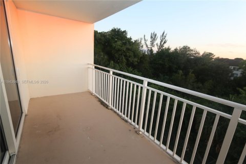 Condo in Hialeah, Florida, 2 bedrooms  № 2003006 - photo 21
