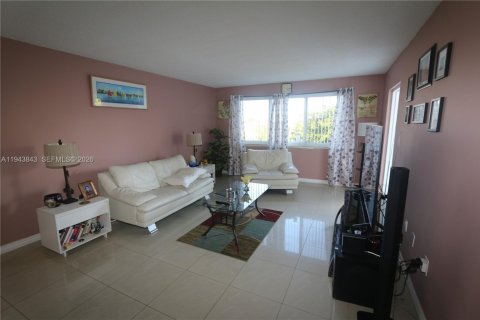 Condo in Hialeah, Florida, 2 bedrooms  № 2003006 - photo 8