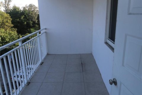 Condo in Hialeah, Florida, 2 bedrooms  № 2003006 - photo 10