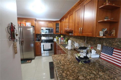 Condo in Hialeah, Florida, 2 bedrooms  № 2003006 - photo 4