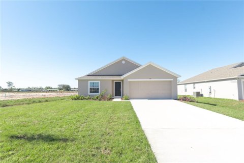 House in Frostproof, Florida 3 bedrooms, 117.61 sq.m. № 1718368 - photo 2