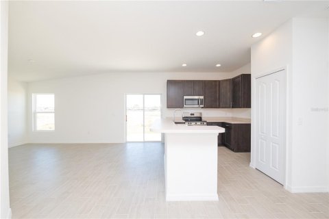 House in Frostproof, Florida 3 bedrooms, 117.61 sq.m. № 1718368 - photo 4