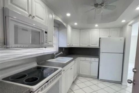 Condo in Bay Harbor Islands, Florida, 2 bedrooms  № 1812283 - photo 4