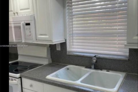 Condo in Bay Harbor Islands, Florida, 2 bedrooms  № 1812283 - photo 3