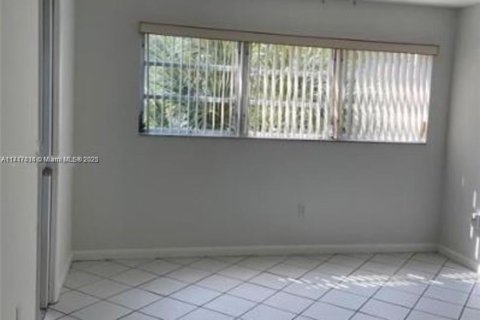 Condo in Bay Harbor Islands, Florida, 2 bedrooms  № 1812283 - photo 9