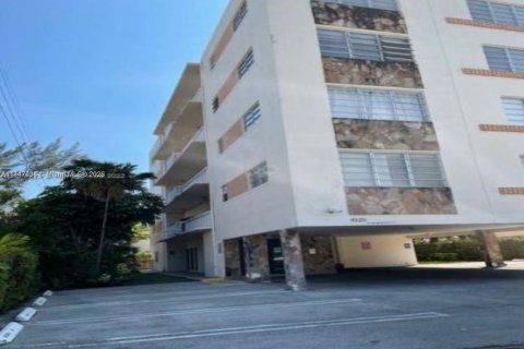 Condo in Bay Harbor Islands, Florida, 2 bedrooms  № 1812283 - photo 1