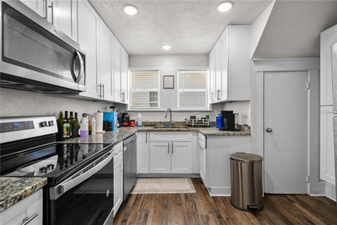 House in Saint Petersburg, Florida 3 bedrooms, 104.05 sq.m. № 1751495 - photo 7