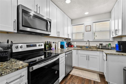 House in Saint Petersburg, Florida 3 bedrooms, 104.05 sq.m. № 1751495 - photo 8