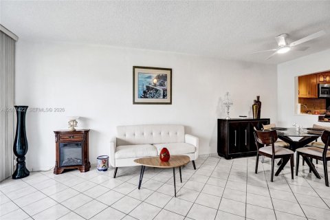 Copropriété à vendre à Hallandale Beach, Floride: 2 chambres, 97.55 m2 № 2090469 - photo 6