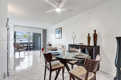 Copropriété à vendre à Hallandale Beach, Floride: 2 chambres, 97.55 m2 № 2090469 - photo 7