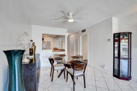 Copropriété à vendre à Hallandale Beach, Floride: 2 chambres, 97.55 m2 № 2090469 - photo 27