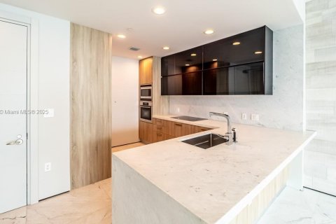 Condo in Miami, Florida, 2 bedrooms  № 1938790 - photo 1