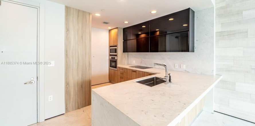 Condo in Miami, Florida, 2 bedrooms  № 1938790