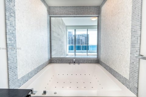Condo in Miami, Florida, 2 bedrooms  № 1938790 - photo 23