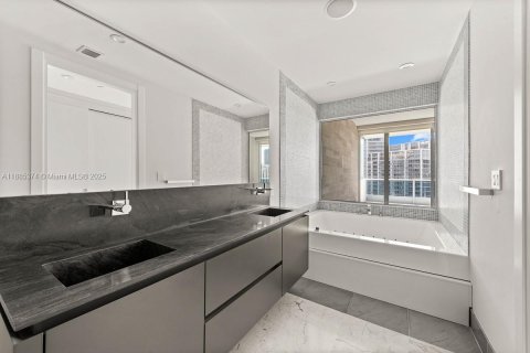 Condo in Miami, Florida, 2 bedrooms  № 1938790 - photo 24