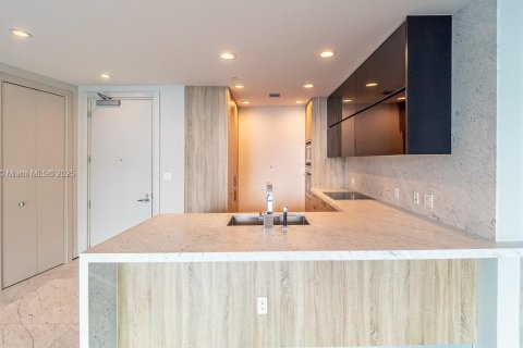 Condo in Miami, Florida, 2 bedrooms  № 1938790 - photo 12
