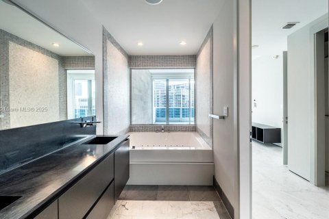 Condo in Miami, Florida, 2 bedrooms  № 1938790 - photo 25