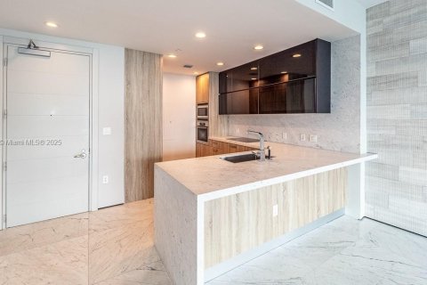 Condo in Miami, Florida, 2 bedrooms  № 1938790 - photo 15
