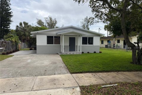 House in Deerfield Beach, Florida 3 bedrooms, 105.91 sq.m. № 2207970 - photo 2