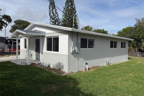 House in Deerfield Beach, Florida 3 bedrooms, 105.91 sq.m. № 2207970 - photo 3