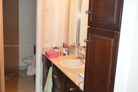 Townhouse in Doral, Florida 2 bedrooms, 157.93 sq.m. № 2258004 - photo 17