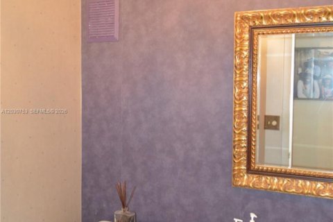Townhouse in Doral, Florida 2 bedrooms, 157.93 sq.m. № 2258004 - photo 14
