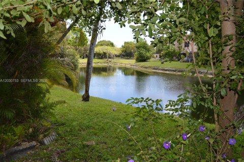 Townhouse in Doral, Florida 2 bedrooms, 157.93 sq.m. № 2258004 - photo 26