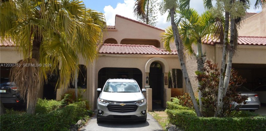 Townhouse in Doral, Florida 2 bedrooms, 157.93 sq.m. № 2258004