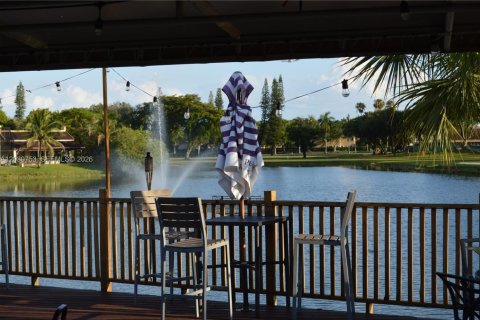 Townhouse in Doral, Florida 2 bedrooms, 157.93 sq.m. № 2258004 - photo 3