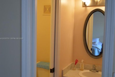 Townhouse in Doral, Florida 2 bedrooms, 157.93 sq.m. № 2258004 - photo 23