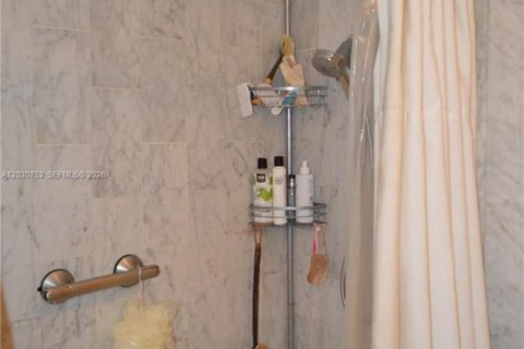 Townhouse in Doral, Florida 2 bedrooms, 157.93 sq.m. № 2258004 - photo 19