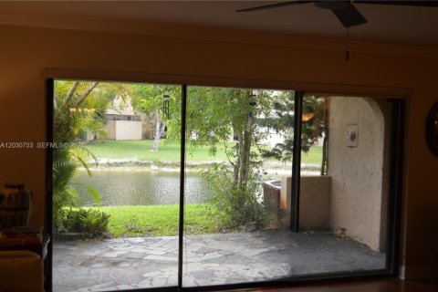 Townhouse in Doral, Florida 2 bedrooms, 157.93 sq.m. № 2258004 - photo 13