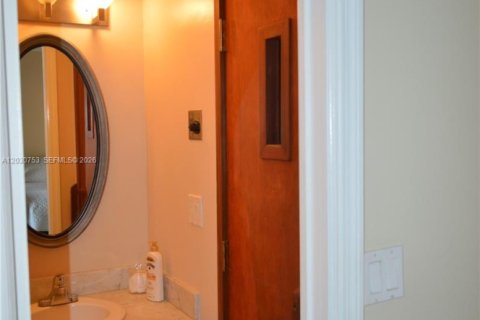 Townhouse in Doral, Florida 2 bedrooms, 157.93 sq.m. № 2258004 - photo 24