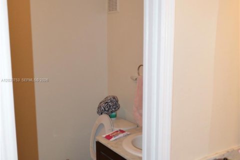 Townhouse in Doral, Florida 2 bedrooms, 157.93 sq.m. № 2258004 - photo 18