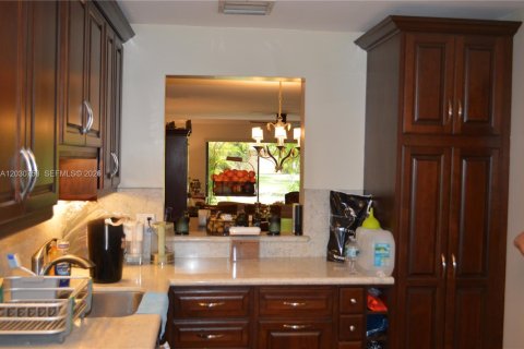 Townhouse in Doral, Florida 2 bedrooms, 157.93 sq.m. № 2258004 - photo 15