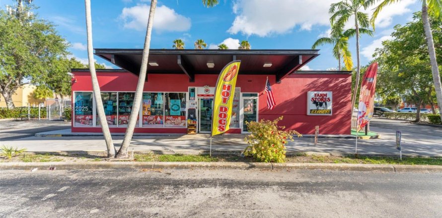 Commercial property in Miami, Florida № 2079420