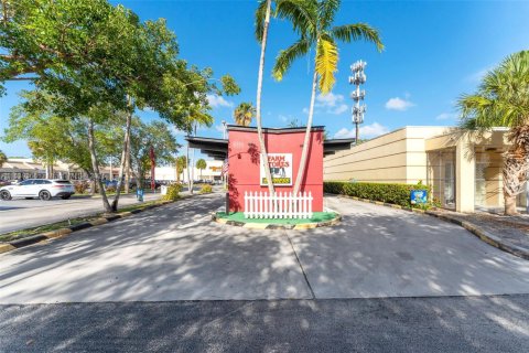 Commercial property in Miami, Florida № 2079420 - photo 15