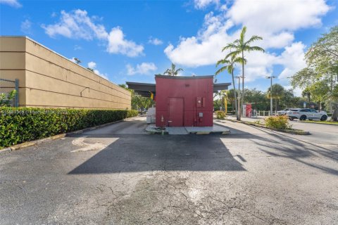 Commercial property in Miami, Florida № 2079420 - photo 12