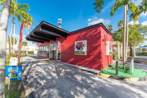 Commercial property in Miami, Florida № 2079420 - photo 16