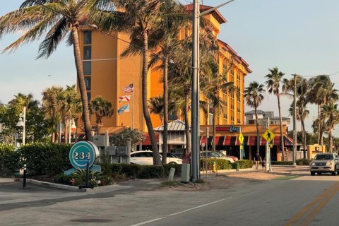 Commercial property in Deerfield Beach, Florida 1 bedroom, 62.71 sq.m. № 1178185 - photo 1