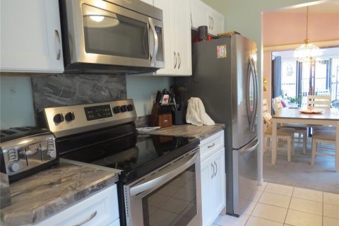 Condo in Weeki Wachee, Florida, 2 bedrooms  № 1569879 - photo 16