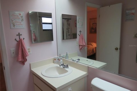 Condo in Weeki Wachee, Florida, 2 bedrooms  № 1569879 - photo 25