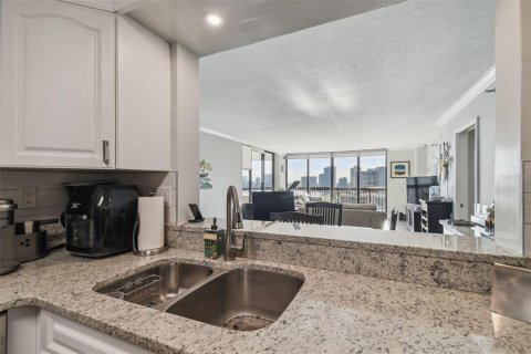 Condo in Tampa, Florida, 2 bedrooms  № 1424560 - photo 16