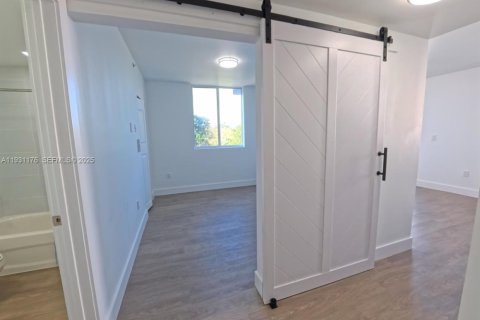 Снять в аренду квартиру в Майами, Флорида 1 спальня, 48.77м2, № 1989553 - фото 6