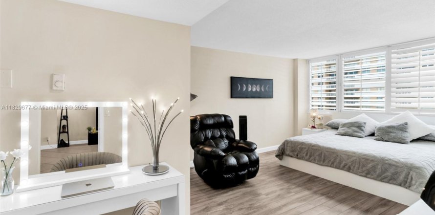 Condominio en Hallandale Beach, Florida, 2 dormitorios № 1802620